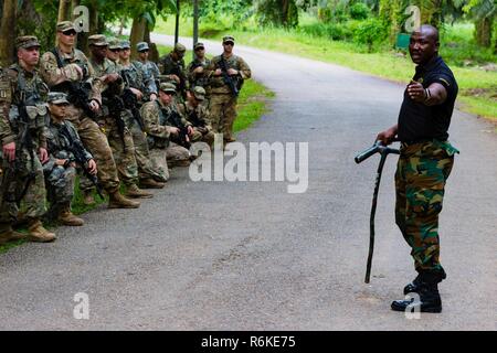 Ghana Streitkräfte Maj. Jakob Codjoe, Kommandant der Jungle Warfare School, erklärt, wie ein Hinterhalt während United Accord 2017 Jungle Warfare Schule in Achiase Militärbasis, Akim Oda, Ghana, 20. Mai 2017 durchführen. Die Jungle Warfare School ist eine Reihe von situativen Übungen entwickelt, die Teilnehmer in die Train-Aufstand und die innere Sicherheit. Stockfoto