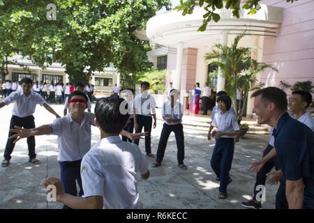 NHA TRANG, Vietnam (22. Mai 2017) Sgt. 1. Klasse David Thompson (rechts) spielt ein Spiel mit Studenten in Phan Chu Trinh Secondary School während eines Community Engagement Event als Teil der pazifischen Partnerschaft 2017. Pacific Partnership ist die größte jährliche multilaterale humanitäre Hilfe und Katastrophenhilfe Abwehrbereitschaft mission in der Indo-Asia durchgeführt - Pazifik und zielt darauf ab, regionale Koordination in wie medizinische Bereitschaft und Vorsorge für synthetische und natürliche Katastrophen zu verbessern. Stockfoto