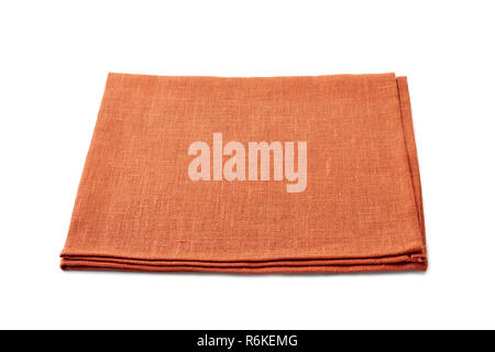 Gefaltete orange Textil Serviette auf weißem Hintergrund Stockfoto