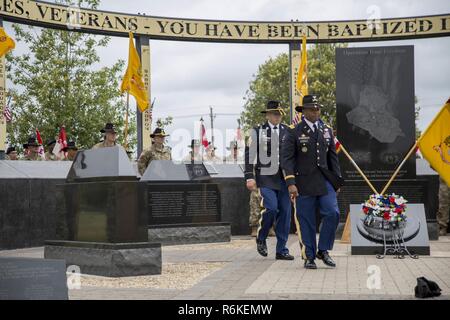 Oberst Kevin D. Admiral, Kommandant der 3. Kavallerie Regiments, und Command Sgt. Maj. Bryan Barker, 3. Cav. Regt. command Sergeant Major, die Teilnahme an einem Kranz Zeremonie am 3. Cav. Regt. Memorial in Fort Hood, Texas, 16. Mai 2017. Die Zeremonie Sgt zu ehren. Douglas Riney und alle gefallenen Helden des Regiments. Stockfoto