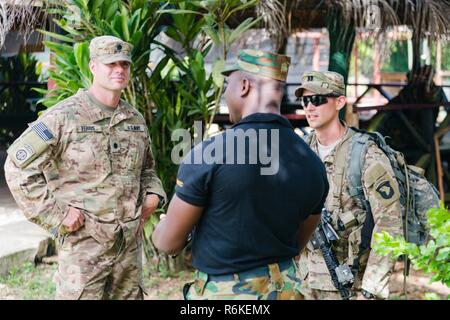 Ghana Streitkräfte Maj. Jakob Codjoe, Kommandant der Jungle Warfare Schule, bespricht die Trainingsplan mit US-Armee Oberstleutnant Eugene Ferris, Kommandant der 1. Battalion, 506Th Infantry Regiment, 1st Brigade Combat Team, Luftlandedivision, während United Accord 2017 Jungle Warfare Schule in Achiase Militärbasis, Akim Oda, Ghana, 20. Mai 2017. Die Jungle Warfare School ist eine Reihe von situativen Übungen entwickelt, die Teilnehmer in die Train-Aufstand und die innere Sicherheit. Stockfoto