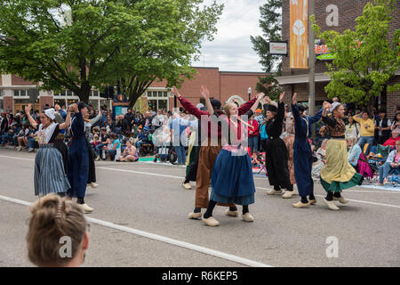 Holland, Michigan, United States -5/14/2017: Gruppe von Dutch​ style Tänzer mit Clogs während einer Parade in der Innenstadt von Holland, Michigan. Stockfoto