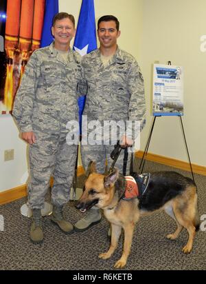 Brig. Gen. Wayne R. Monteith, (links), 45th Space Wing Commander, Staff Sgt. August O'Niell, pararescueman und O'Niell's Service hund Kai, Pose nach O'Niell eine Präsentation auf Ausfallsicherheit gab 45th Space Wing Flieger 19. Mai als Teil von Wingman Tag. O'Niell startete ein 2011-Bereitstellung, um Leben zu retten, wenn er durch beide Beine während einem Kampf Rescue Mission in Afghanistan erschossen wurde. Stockfoto