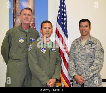 Staff Sgt. August O'Niell, (rechts), pararescueman, und seine Flügelmänner, Maj Paul Zimmermann (Mitte), HH-60G Pave Hawk Helikopter Fluglehrer, und Chief Master Sgt. Randolph Brunnen, spezielle Mission Aviation Betriebsleiter, hielt einen Vortrag über die Ausfallsicherheit zu 45th Space Wing und Air Force technische Anwendungen Zentrum Flieger 19. Mai und 22. Die drei begann mit einer 2011-Bereitstellung, um Leben zu retten, wenn O'Niell durch beide Beine während einem Kampf Rescue Mission in Afghanistan erschossen wurde. Stockfoto