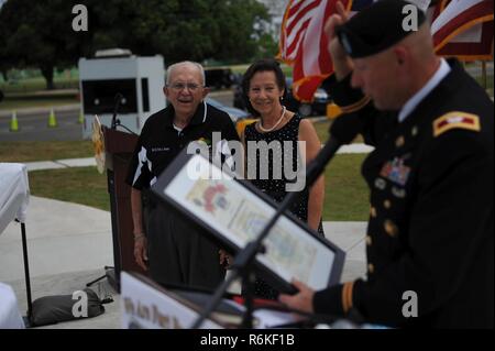 Oberst Michael T. Harvey, Fort Buchana Garnison Commander vergibt den "Sentinel" Preis an Generalmajor (Ret) Felix A. Santoni und seine Frau Carmen I. Santoni während der Memorial Day Zeremonie Soldaten Plaza auf Fort Buchanan, 24.Mai. Stockfoto