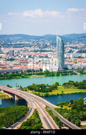 Lange Straße über den Fluss auf die Business city center Stockfoto