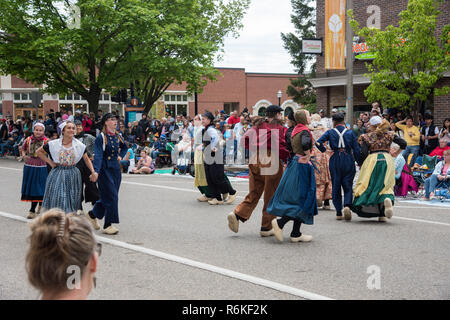 Holland, Michigan, United States -5/14/2017: Gruppe von Dutch​ style Tänzer mit Clogs während einer Parade in der Innenstadt von Holland, Michigan. Stockfoto