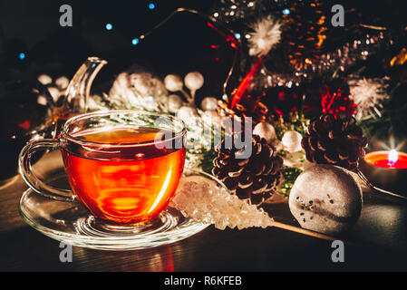 Weihnachten Postkarte mit heißen Tasse Tee und Dekorationen. Winterurlaub Konzept Stockfoto