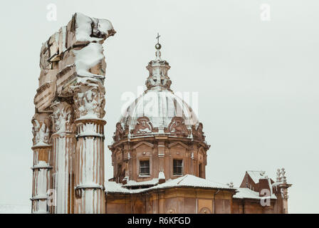 Gefrorene Rom. Barocke Kirche und heidnischen Tempel Ruinen von Schnee bedeckt, ein sehr seltenes Ereignis in der Stadt Stockfoto