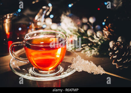 Heißes Glas Tasse schwarzen Kaffee auf Tisch mit Weihnachtsbaum Spielzeug eingerichtet Stockfoto
