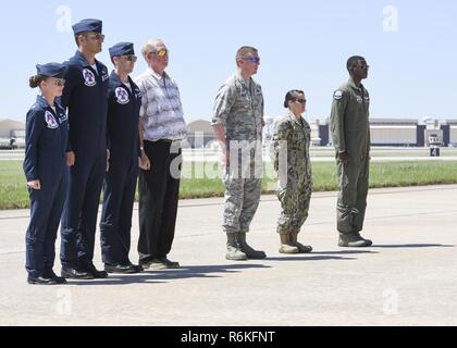 Kapitän Sara Harper, Maj Warren Smith und Kapitän Glen Goncharow der US Air Force Thunderbirds erkennen, Mitglieder von Team Basteln für ihre herausragenden Leistungen 21. Mai 2017, in der Star Spangled Salute Air Show in Tinker Air Force Base, Okla. Arthur McCool, 776Th Maintenance Squadron, 1 Lt Aaron Wolfe, 507Th Maintenance Group, Petty Officer Megan Rethford, 448Th Supply Chain Management Flügel und Senior Airman Jeff Mattocks, Airborne 960th Air Control Squadron wurden alle für ihre vorbildliche Leistung in Ihren primären Aufgaben erkannt. Wolfe, der ein Reserve- Offizier und ein Stockfoto