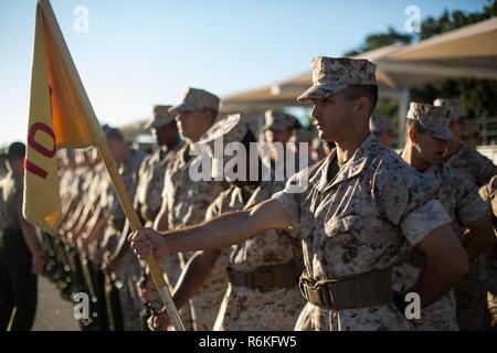 Rct. Alexander T. de Avila, Platoon 1045, Delta, 1 Recruit Training Bataillon, wartet eine erste Bohrer Bewertung 8. Mai 2017 zu beginnen, auf Parris Island, S.C. Schließen - Bestellen drill hilft, Disziplin und Zusammenhalt in Rekruten vermitteln. De Avila, 26, von der Potomac, Md., ist zu graduieren, 30. Juni 2017 geplant. Stockfoto