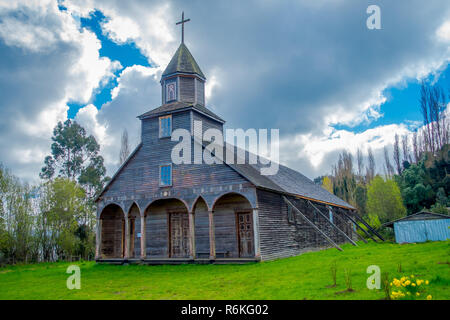 CHILOE, CHILE - September, 27, 2018: Außenansicht von quinchao Kirche, eines der Weltkulturerbe Holzkirchen in Chiloe Insel, Süden von Chile im schönen, sonnigen Tag mit blauen Himmel Hintergrund Stockfoto