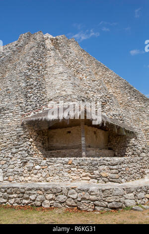 Stuck Relief Tierheim, Schloss von Kukulcan, Maya Ruinen, Mayapan Archäologische Stätte, Yucatan, Mexiko Stockfoto