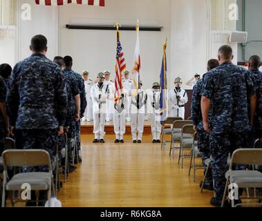 YOKOSUKA, Japan (25. Mai 2017) Die Mitglieder der Flotte Aktivitäten (FLEACT) Yokosuka Color Guard präsentieren die Farben während des Memorial Day Zeremonie. Die Zeremonie erinnert das Leben derer, die während des Dienstes in den Streitkräften verloren. FLEACT Yokosuka bietet, wartet und betreibt base Einrichtungen und Dienstleistungen zur Unterstützung der Siebten Flotte vorwärts - bereitgestellt Seestreitkräfte, 83 Mieter Befehle, und 24.000 militärisches und ziviles Personal. Stockfoto