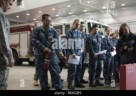 MISAWA, Japan (25.05.2017) Feuerwehrleute aus der 35th Fighter Wing zeigen Segler, wie man richtig einen Feuerlöscher bei der 23. jährlichen Naval Air Facility Misawa Sicherheit Fair use. Die Messe ist für Segler auf wie zu Sach- und Personenschäden zu vermeiden zu erziehen, und dient als offizielle Misawa der Start zu den 101 kritische Tage Sommer. Stockfoto