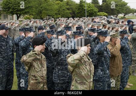 MISAWA, Japan (25. Mai 2017) die Matrosen, Soldaten und Piloten begrüssen, während Taps wird während des Memorial Day Festakt zur Erinnerung an Service Mitglieder, die ihr Leben in den Dienst der US-Streitkräfte gegeben haben gespielt. Die Zeremonie wird jährlich an Misawa Air Base durchgeführt und von der 35th Fighter Wing organisiert. Stockfoto