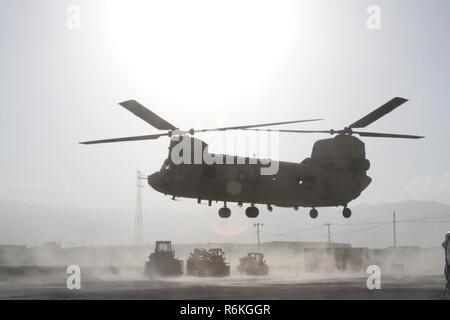 Task Force Muleskinner Soldaten durchgeführt Schlinge Last auf Flughafen Bagram, Afghanistan Mai 22. Während schlinge Ladevorgänge Soldaten stellen Wasser, Munition, Treibstoff, Transport, Kommunikation, Lebensmittel und zusätzliche Lieferungen an die Streitkräfte der Koalition warfighters und im Bereich der Brigaden der Betrieb und das ganze Theater. Stockfoto