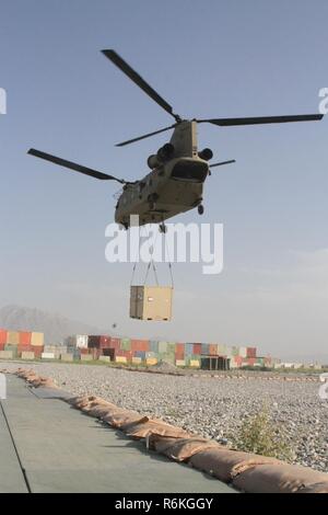 Task Force Muleskinner Soldaten durchgeführt Schlinge Last auf Flughafen Bagram, Afghanistan Mai 22. Während schlinge Ladevorgänge Soldaten stellen Wasser, Munition, Treibstoff, Transport, Kommunikation, Lebensmittel und zusätzliche Lieferungen an die Streitkräfte der Koalition warfighters und im Bereich der Brigaden der Betrieb und das ganze Theater. Stockfoto