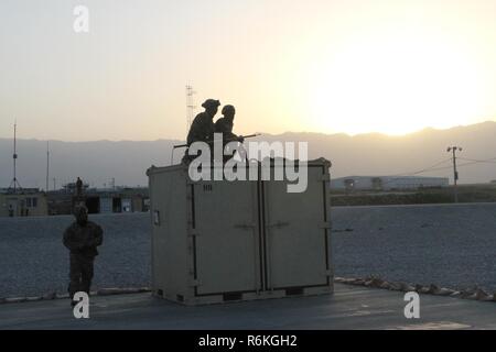 Task Force Muleskinner Soldaten durchgeführt Schlinge Last auf Flughafen Bagram, Afghanistan Mai 22. Während schlinge Ladevorgänge Soldaten stellen Wasser, Munition, Treibstoff, Transport, Kommunikation, Lebensmittel und zusätzliche Lieferungen an die Streitkräfte der Koalition warfighters und im Bereich der Brigaden der Betrieb und das ganze Theater. Stockfoto