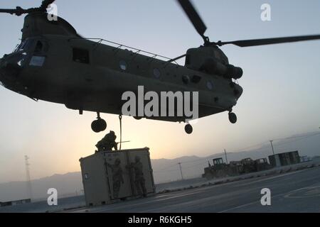 Task Force Muleskinner Soldaten durchgeführt Schlinge Last auf Flughafen Bagram, Afghanistan Mai 22. Während schlinge Ladevorgänge Soldaten stellen Wasser, Munition, Treibstoff, Transport, Kommunikation, Lebensmittel und zusätzliche Lieferungen an die Streitkräfte der Koalition warfighters und im Bereich der Brigaden der Betrieb und das ganze Theater. Stockfoto