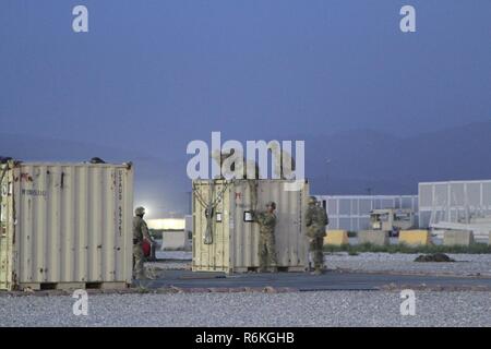 Task Force Muleskinner Soldaten durchgeführt Schlinge Last auf Flughafen Bagram, Afghanistan Mai 22. Während schlinge Ladevorgänge Soldaten stellen Wasser, Munition, Treibstoff, Transport, Kommunikation, Lebensmittel und zusätzliche Lieferungen an die Streitkräfte der Koalition warfighters und im Bereich der Brigaden der Betrieb und das ganze Theater. Stockfoto