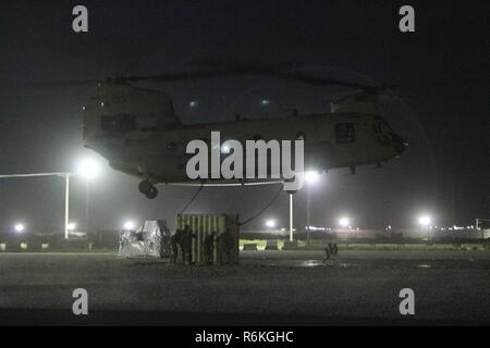 Task Force Muleskinner Soldaten durchgeführt Schlinge Last auf Flughafen Bagram, Afghanistan Mai 22. Während schlinge Ladevorgänge Soldaten stellen Wasser, Munition, Treibstoff, Transport, Kommunikation, Lebensmittel und zusätzliche Lieferungen an die Streitkräfte der Koalition warfighters und im Bereich der Brigaden der Betrieb und das ganze Theater. Stockfoto