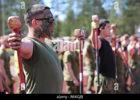 Us Marine Cpl. Eduardo Duran-Espino, ein infanterist mit Marine Drehkraft Europa 17.1, hält zwei Hämmern während der Viking Herausforderung, 24. Mai, Rena Leir, Norwegen. Die Zeitschaltung des Hammer stärke Veranstaltung war die erste von vielen beim jährlichen Wettbewerb der Norwegischen der Telemark Bataillon. Nach der Arbeit mit Telemark Bn. Während der Gemeinsamen Viking, die Marines wurden eingeladen, in der Elite Krieger Festival teilzunehmen. Stockfoto