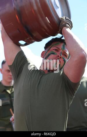 Us Marine Sgt. Gabriel Morales, ein infanterist mit Marine Drehkraft Europa 17.1, hebt ein 130-lbs-Fass über seinen Kopf während der Viking Herausforderung, 24. Mai Rena Leir, Norwegen. Das Fass Lift, viel wie Munition das Marine Corps' kann Aufzug, ein Ereignis mit Zeitangabe der jährliche Wettbewerb der Norwegischen der Telemark Bataillon war. Eine Gruppe von acht Marines nahmen an der Elite Krieger Festival und forderte fünf Telemark Mrd. Einheiten für Sieg und Ruhm. Stockfoto