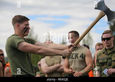 Us Marine Cpl. Luc LaChance, ein infanterist mit Marine Drehkraft Europa 17.1, wirft eine Axt in der Viking Herausforderung, 24. Mai Rena Leir, Norwegen. Die Marines waren eingeladen, nach der Arbeit mit dem Bataillon während der Übung gemeinsame Viking im Februar 2017 zu beteiligen. Die Norwegischen Telemark Bataillon Gastgeber der jährlichen Spiele für prahlenden Rechte seiner Elite Krieger. Die Veranstaltung hob die positiven Beziehungen Marines mit Norwegische Soldaten seit ihrer Ankunft in Norwegen als der erste Marine Drehung seiner Art gebaut haben. Stockfoto