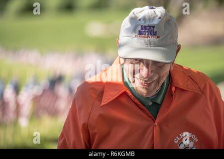 U.S. Army Colonel (Ret) Ben Skardon, 99, Empfänger von zwei silbernen Sternen und Bronze drei Sterne für Tapferkeit im Kampf während des Zweiten Weltkriegs und Überlebende der Bataan Death March, grüßt Freunde und Bewunderer, nachdem er 489 amerikanische Flaggen auf Clemson University Blättern der Ehre zu platzieren - eine für jedes Clemson alumnus, die das ultimative Opfer für unser Land gab - während einer Flagge die Zeremonie in der Vorbereitung für Erinnerungstagesbefolgungen, 25. Mai 2017. Stockfoto