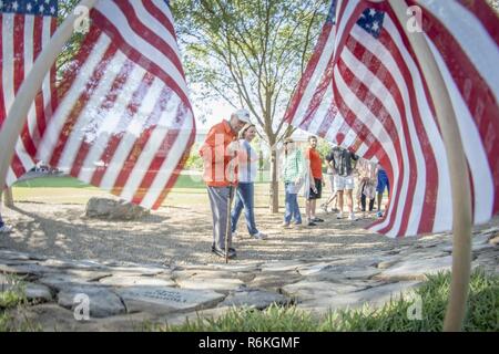 U.S. Army Colonel (Ret) Ben Skardon, Überlebender des Bataan Tod März, und sein Freund und Assistent, Donna Burdette, Beobachten 491 amerikanische Fahnen, die gerade eben auf der Clemson University Blättern der Ehre gesetzt worden war - eine für jedes Clemson alumnus, die das ultimative Opfer für unser Land gab - während einer Flagge die Zeremonie in der Vorbereitung für Erinnerungstagesbefolgungen, 25. Mai 2017. Stockfoto