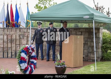 Vermont Governor Phil Scott Adressen Gold Star Familien und Soldaten und Piloten der Vermont Nationalgarde, während einer Zeremonie am Memorial Day Camp Johnson, Colchester, Vt, 25. Mai 2017. Diese Zeremonie gab Soldaten, Flieger und Familie Mitglieder eine Gelegenheit, diejenigen, die das ultimative Opfer im Dienst für ihr Land bezahlt haben, zu ehren. Stockfoto