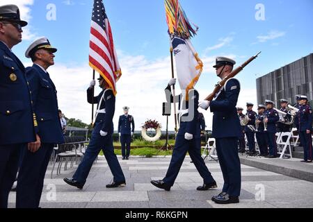 Coast Guard Kommandant Adm. Paul Zukunft und der Master Chief Petty Officer der Küstenwache Steven Cantrell zusehen, wie die Küstenwache zeremoniellen Ehrengarde Paraden die Farben während des Memorial Day Einhaltung an der Douglas A. Munro Coast Guard-Hauptquartier in Washington, D.C., 26. Mai 2017. Die Zeremonie würdigte den Verlust aller 131 an Bord der Coast Guard Cutter Tampa, der, nachdem er einen Konvoi nach Wales 1918 torpediert wurde. Us-Küstenwache Stockfoto