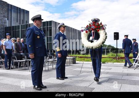 Coast Guard Kommandant Adm. Paul Zukunft und der Master Chief Petty Officer der Küstenwache Steven Cantrell bereiten einen Kranz vor einem Bild der Coast Guard Cutter Tampa und Crew während des Memorial Day Einhaltung an der Douglas A. Munro Coast Guard-Hauptquartier in Washington, D.C., 26. Mai 2017 zu stellen. Der Cutter Tampa war torpediert, nachdem er einen Konvoi nach Wales in 1918, was zu einem Verlust der alle 131 Menschen an Bord. Us-Küstenwache Stockfoto