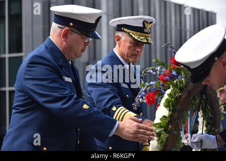 Master Chief Petty Officer der Küstenwache Steven Cantrell und Küstenwache Kommandant Adm. Paul Zukunft einen Kranz vor einem Bild der Coast Guard Cutter Tampa und Crew während des Memorial Day Einhaltung an der Douglas A. Munro Coast Guard-Hauptquartier in Washington, D.C., 26. Mai 2017. Der Cutter Tampa war torpediert, nachdem er einen Konvoi nach Wales in 1918, was zu einem Verlust der alle 131 Menschen an Bord. Us-Küstenwache Stockfoto
