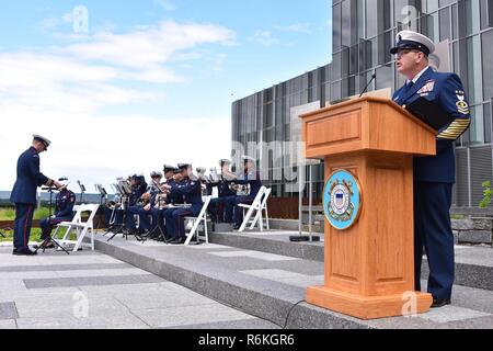 Master Chief Petty Officer der Küstenwache Steven Cantrell spricht vor einem Bild der Coast Guard Cutter Tampa und Crew während des Memorial Day Einhaltung an der Douglas A. Munro Coast Guard-Hauptquartier in Washington, D.C., 26. Mai 2017. Der Cutter Tampa war torpediert, nachdem er einen Konvoi nach Wales in 1918, was zu einem Verlust der alle 131 Menschen an Bord. Us-Küstenwache Stockfoto