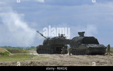 Us-Soldaten zu Bravo Batterie zugewiesen, 3.Bataillon, 29 Field Artillery Regiment, 3. gepanzerte Brigade Combat Team, 4 Infanterie Division, laden Sie eine M109A6 Paladin in der Tabelle sechs Zertifizierung live-Fire 25. Mai 2017 im Camp Karliki, Polen. Ausbildung in Europa, mit Verbündeten, oder Ausbildung als Einheit auf die NATO Boden bietet eine einzigartige Gelegenheit, Fähigkeiten zu verbessern und behält die Fähigkeit, indirekte Feuer während der zukünftigen kombinierten Waffen Übungen zu integrieren. Stockfoto