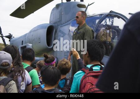 Us Marine Corps große Timothy L. Burk, Aviation Safety Officer mit Marine Leichter Hubschrauber Attack Squadron 775 spricht mit Calavera Hills Middle School Kursteilnehmer über die AH-1W SuperCobra Kampfhubschrauber am 25. Mai 2017. HMLA-775 besucht Richard Hills Middle School Studenten und Fakultät für Marine Corps aviation Mittel und Fähigkeiten zu informieren und zu erziehen. Stockfoto