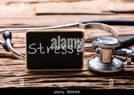 Close-up Stethoskop mit Schiefer zeigen Stress Wort Stockfoto