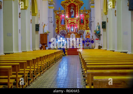 COTACACHI, Ecuador, November 06, 2018: Indoor Ansicht der kolonialen Kirche auf Parque Matriz, in Cotacachi Ecuador Stockfoto