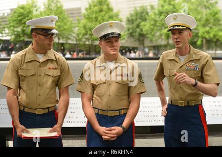 Oberst Matthew Reuter (rechts), kommandierender Offizier der Special Purpose Marine Air-Ground Task Force New York, Adressen eine Masse von zivilen Zuschauer während eines reenlistment und Förderung Zeremonie am 9/11 Memorial Plaza, 26. Mai 2017. Erster Leutnant Gerald Koval (links) und Staff Sgt. Todd Ball (Mitte) waren ein Teil der Zeremonie, die ein Ereignis wurde während der Fleet Week New York 2017. Stockfoto