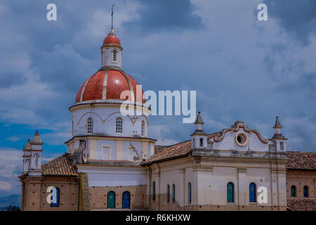 COTACACHI, Ecuador, November 06, 2018: Die Schöne im Hinblick auf Matrix Kathedrale In Cotacachi Ecuador, einem kleinen Dorf, wo viel von Amerika re live Stockfoto