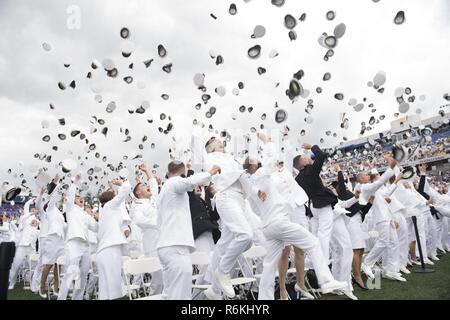 ANNAPOLIS, Md (26. Mai 2017) U.S. Naval Academy midshipmen ihre Abdeckungen in die Luft werfen während der Graduierung und Inbetriebnahme Zeremonie an Navy-Marine Corps Memorial Stadium in Annapolis, Maryland. Die 'Hut werfen, "jetzt ein traditionelles Ende der Zeremonie, an der Naval Academy im Jahr 1912 entstanden und ist ein symbolischer und visuelle Ende der 4-jährigen Laufzeit des Programms. Klasse in diesem Jahr graduiert 1.053 Männer und Frauen, einschließlich 768 Marine Fähnriche, 259 Marine Corps zweite Leutnants und 17 ausländische Offiziere. Stockfoto