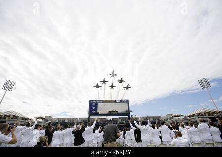 Die US Navy Blue Angels fliegen über die Graduierung und Inbetriebnahme Zeremonie für die Klasse von 2017 Navy-Marine Corps Memorial Stadium in Annapolis, MD., 26. Mai 2017. Klasse in diesem Jahr graduiert 1.053 Männer und Frauen, einschließlich 768 Marine Fähnriche, 259 Marine Corps zweite Leutnants und 17 ausländische Offiziere. Stockfoto