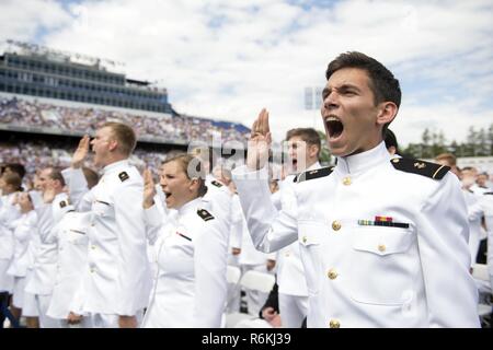 ANNAPOLIS, Md (26. Mai 2017) U.S. Naval Academy midshipmen den Amtseid nehmen Marine Offiziere während des Studiums zu werden und Inbetriebnahme Zeremonie an Navy-Marine Corps Memorial Stadium in Annapolis, Maryland. Klasse in diesem Jahr graduiert 1.068 Männer und Frauen, einschließlich 788 Marine Fähnriche, 265 Marine Corps zweite Leutnants und 15 ausländische Offiziere. Stockfoto