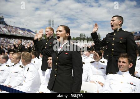 ANNAPOLIS, Md (26. Mai 2017) U.S. Naval Academy midshipmen stehen und den Amtseid als Marine Corps Offiziere während der Graduierung und Inbetriebnahme Zeremonie an Navy-Marine Corps Memorial Stadium in Annapolis, Maryland. Klasse in diesem Jahr graduiert 1.068 Männer und Frauen, einschließlich 788 Marine Fähnriche, 265 Marine Corps zweite Leutnants und 15 ausländische Offiziere. Stockfoto