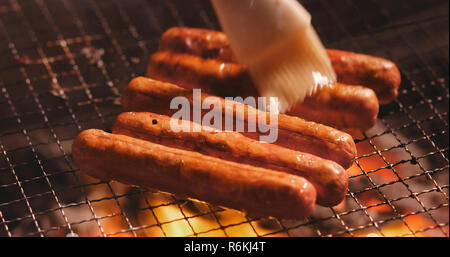 Honig auf Grill Fleisch Wurst Stockfoto