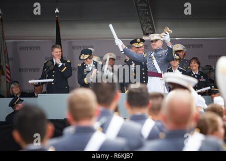 Cadet Tyler Hering des Unternehmens D4 feiert sein Diplom während der Abschlussfeier in West Point. 1936 Kadetten aus der Klasse der 2017 erhielten ihre Diplome am 27. Mai. Die Klasse enthalten sind 151 Frauen, 72 Afrikaner, 60 asiatischen/pazifischen Inselbewohner, 102 Hispanics und sechs Native Americans. Es waren 133 Mitglieder der Klasse, die die US-Militärakademie der vorbereitenden Schule (114 Männer und 19 Frauen) teilnahmen. Dieser Klasse enthalten sind auch 21 Bekämpfung der Veteranen (20 Männer und eine Frau). Stockfoto