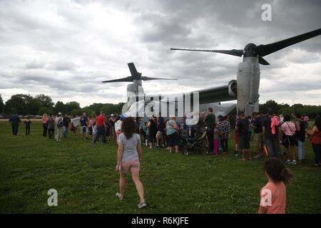 Besucher Line up eine MV-22 Osprey Hubschrauber am Eisenhower Park, New York, zu sehen, während der Fleet Week New York 2017, 27. Mai 2017. Marines, Matrosen und Küstenwache sind in New York mit der Öffentlichkeit zu kommunizieren, sich Fähigkeiten demonstrieren und die Leute von New York über America's Meer Dienstleistungen unterrichten. Stockfoto